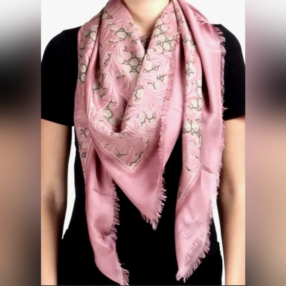 (NWT) Gucci scarf/wrap in size 55"ร55" - Picture 1 of 9